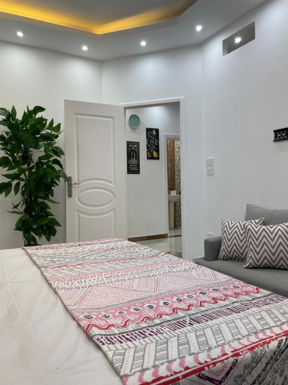 شقة في قلب القاهرة الجديدة تطل على شارع التسعين الشمالي Exterior photo